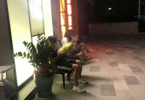 在昆明，第一次见200斤的大鱼，蘸着芥末生吃超爽