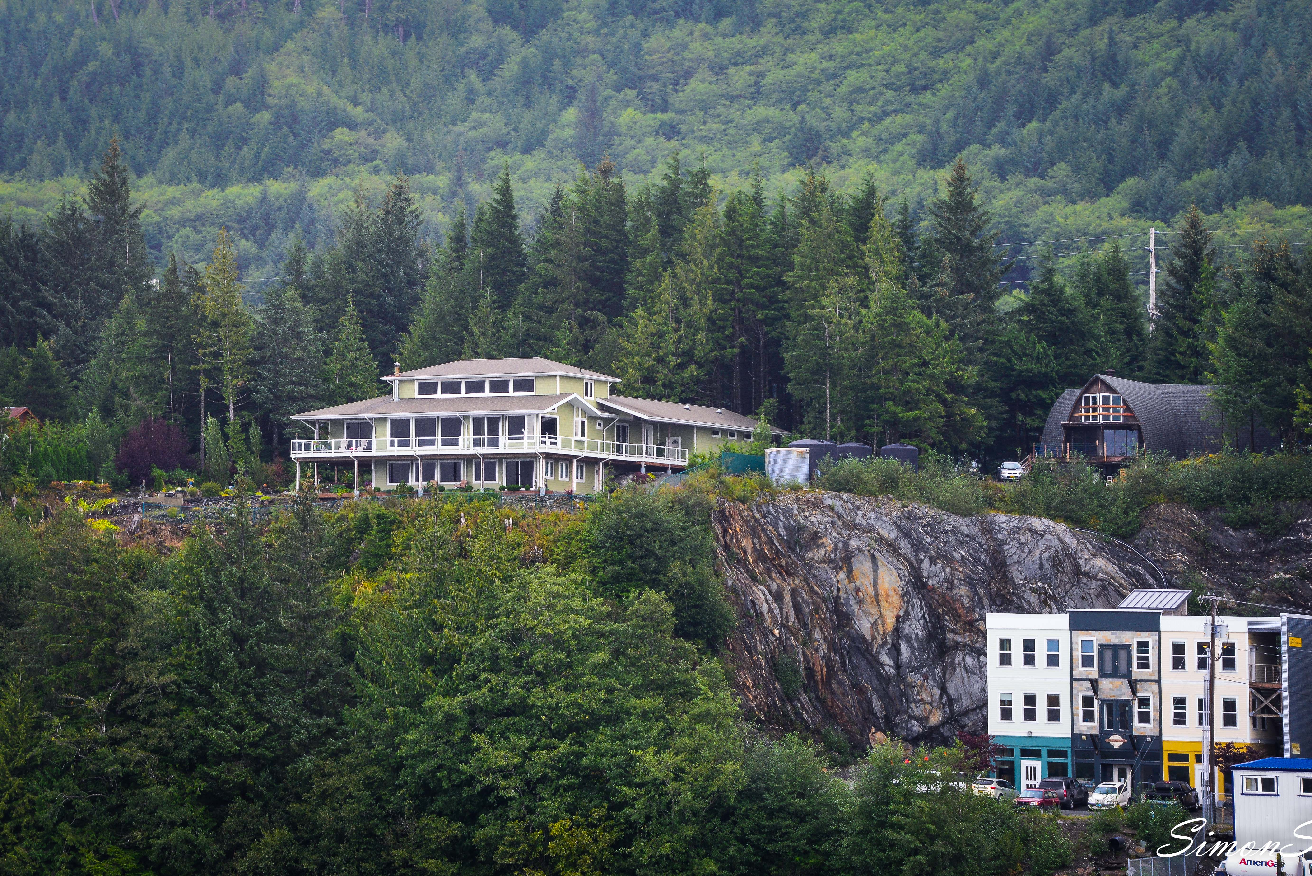 阿拉斯加：男人和三文鱼都赶来配种的“*灯区红**“