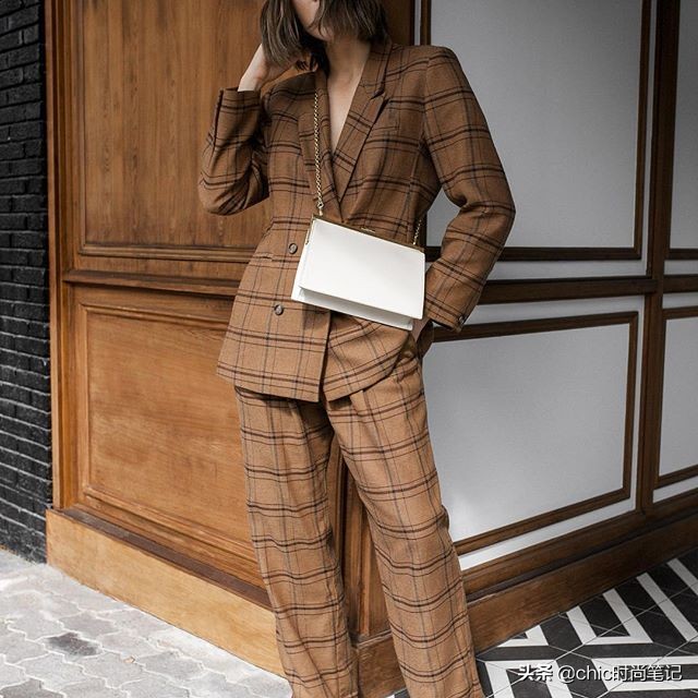 气质女王全智贤,条纹毛衣搭配卡其半裙,美翻了