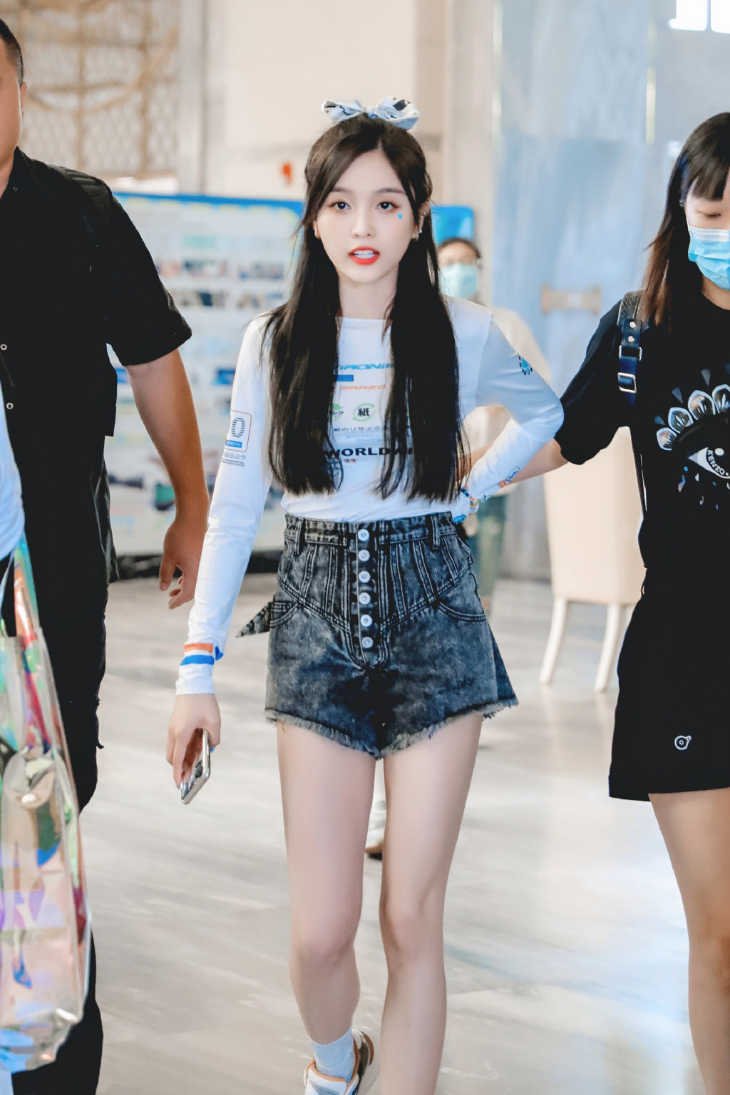 吴宣仪跳舞蝴蝶结短裙,吴宣仪穿粉色西装加粉色短裤