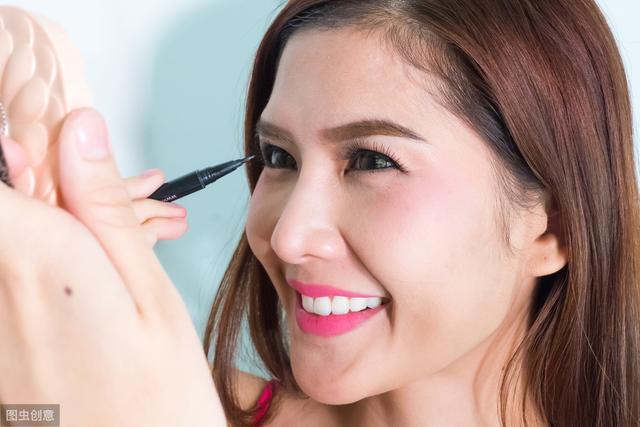 眼线液和眼线笔哪个好用一些,眼线笔与眼线液哪个好