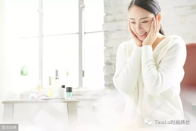 化妆水是用手擦好还是用化妆棉好,化妆水的正确使用方法