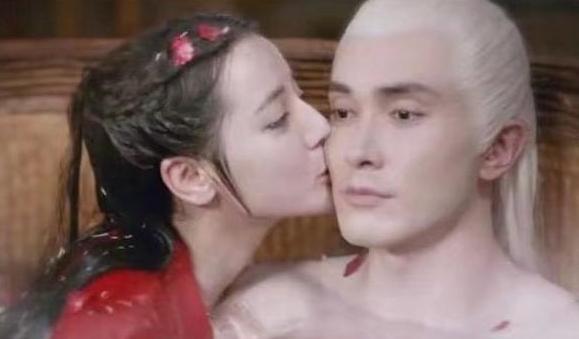 尺度惊人?现在的剧,为什么第一集,就要男女澡池子里“共浴”?