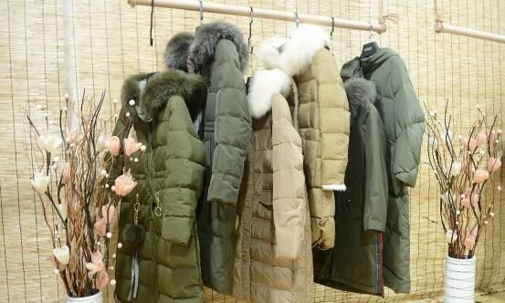 为什么有的羽绒服才卖200多块,为什么网上买的羽绒服比店里便宜