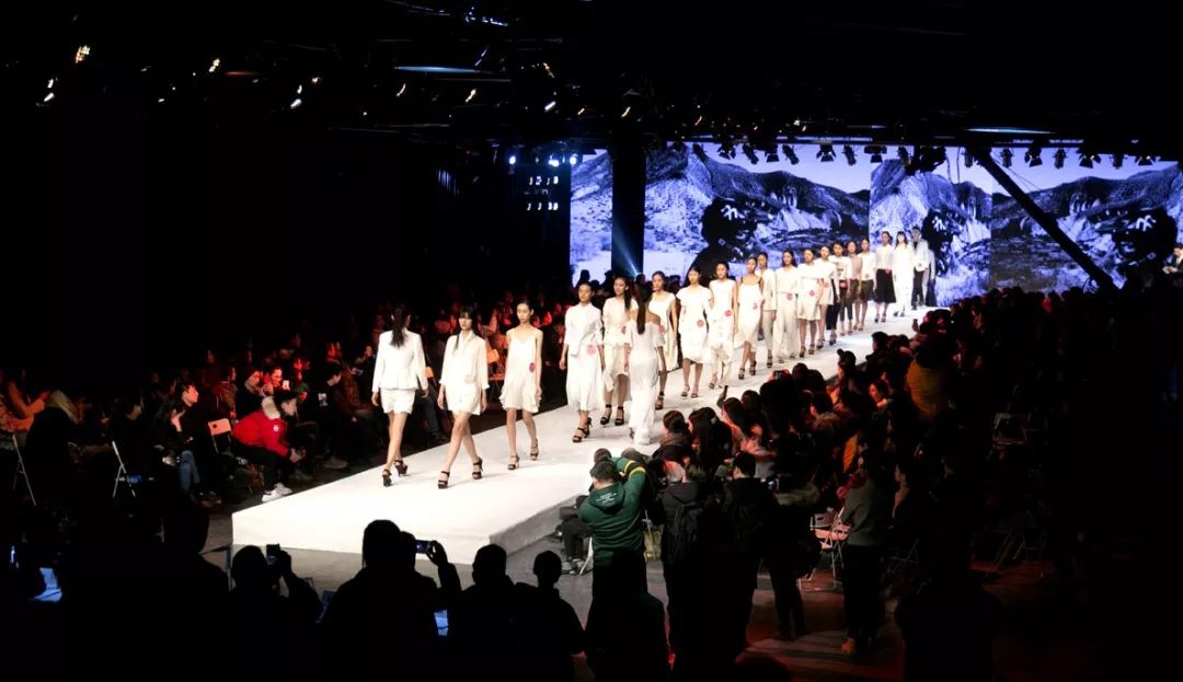 模特的身材视频,模特衣服和实际穿着对比