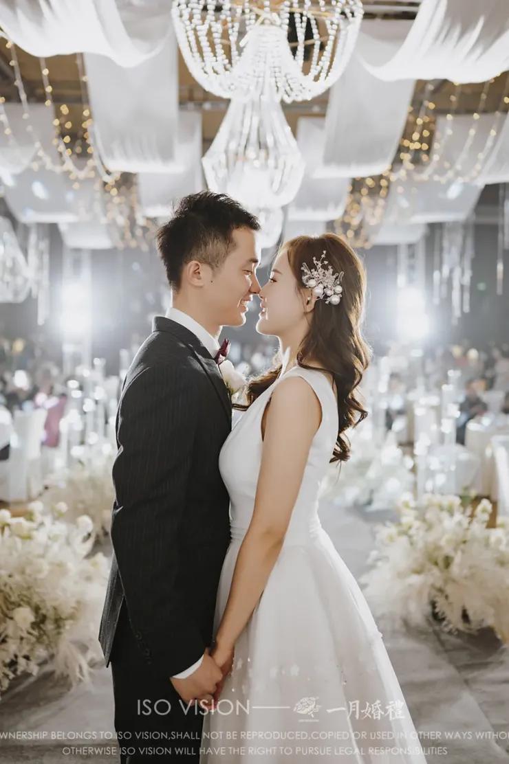 色调恬静淡雅的现代简洁风婚礼,白绿色系小清新风格婚礼