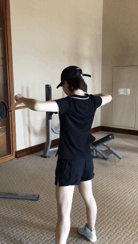 改善含胸驼背弹力带有用吗,弹力带含胸驼背改善训练