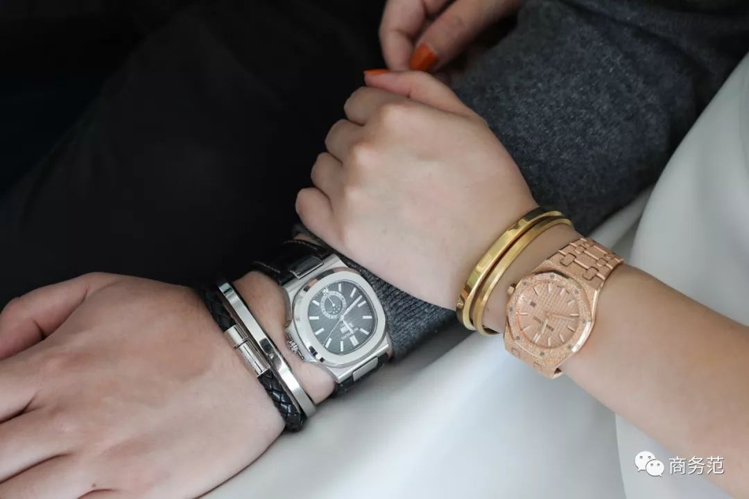 瑞典皇家配饰品牌,几百块戴出万元质感,金色手镯男女戴都好看