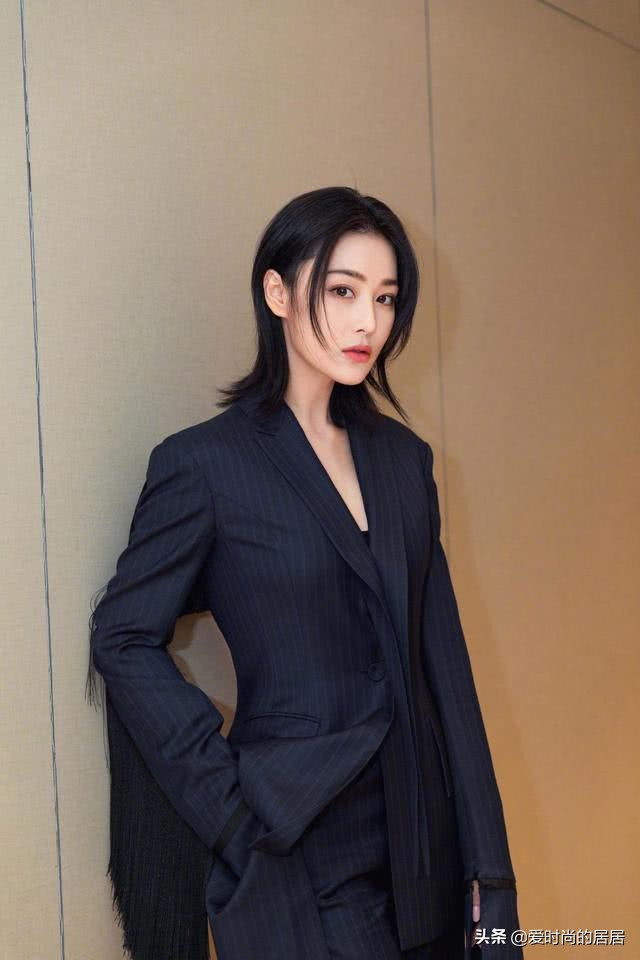张馨予短发西装出镜颜值高吗,张馨予黑西装看秀照片