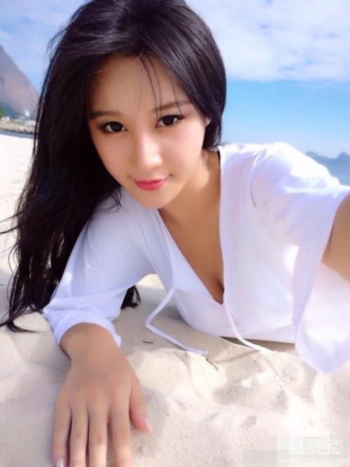 靠胸夹手机爆红,与发哥同台演戏,26岁足球宝贝樊玲已逆袭成CEO