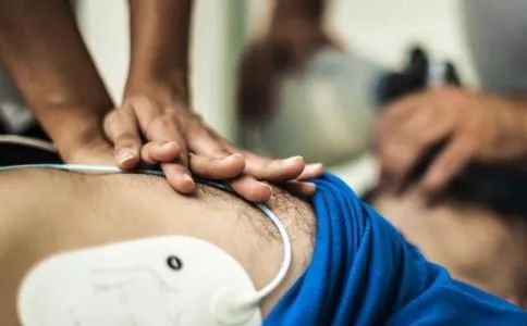 皮肤科医生头发脱落,皮肤科医生被教授提问