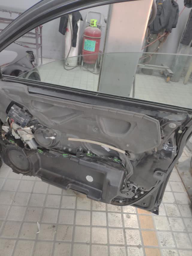 奥迪a6车窗关不上怎么临时关上,奥迪a6换完升降器玻璃升不到顶