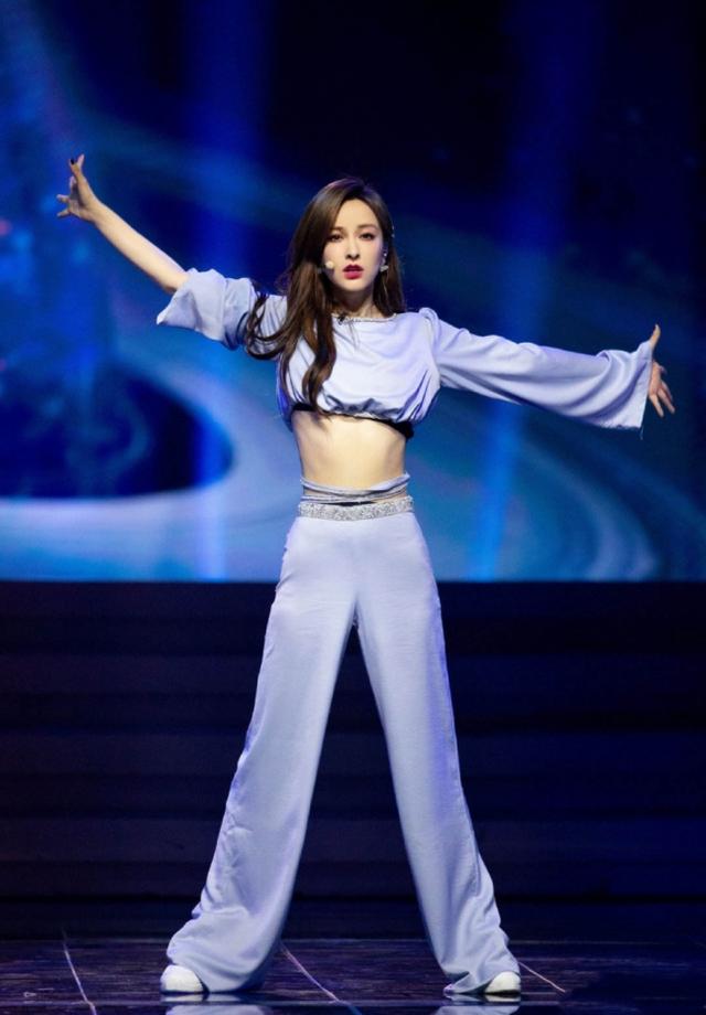 汪峰女儿小苹果跳舞视频,汪峰大女儿露脐热舞