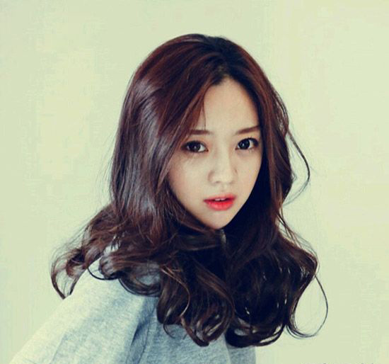 圆脸男生中分烫头发型简单易打理,圆脸中长款卷发发型推荐