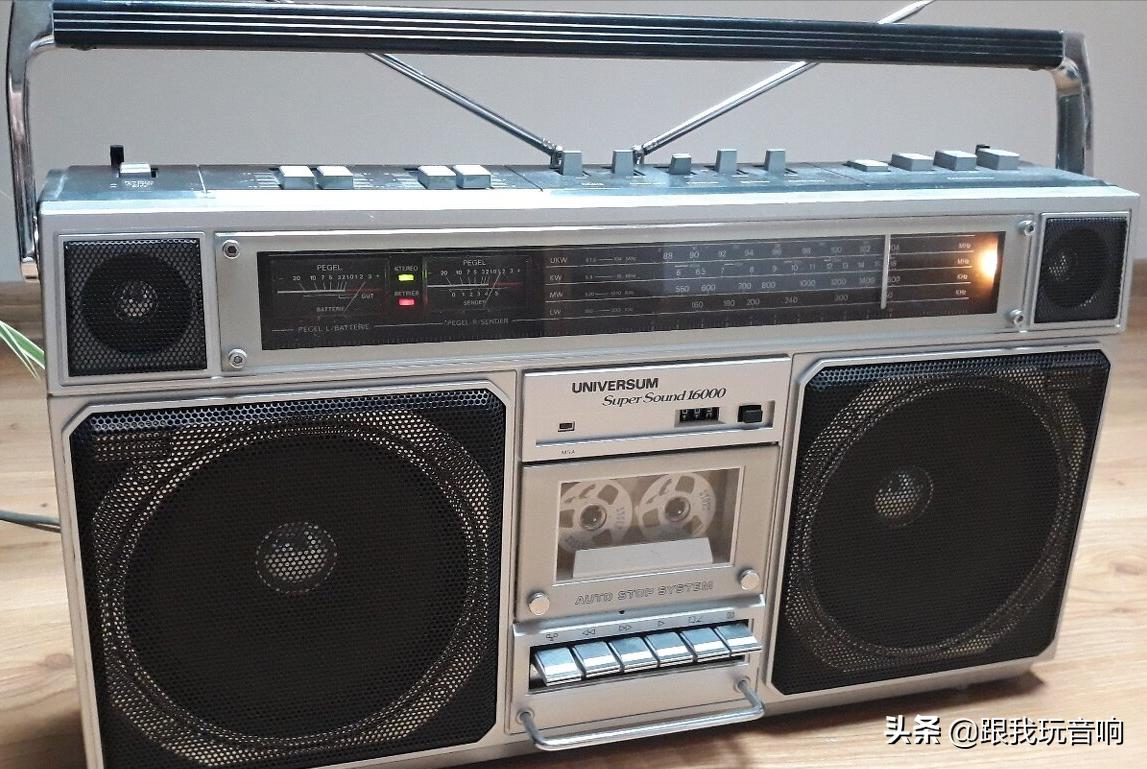 这是一款德国进口UniversumCTR2605便携式音响收音机录音机