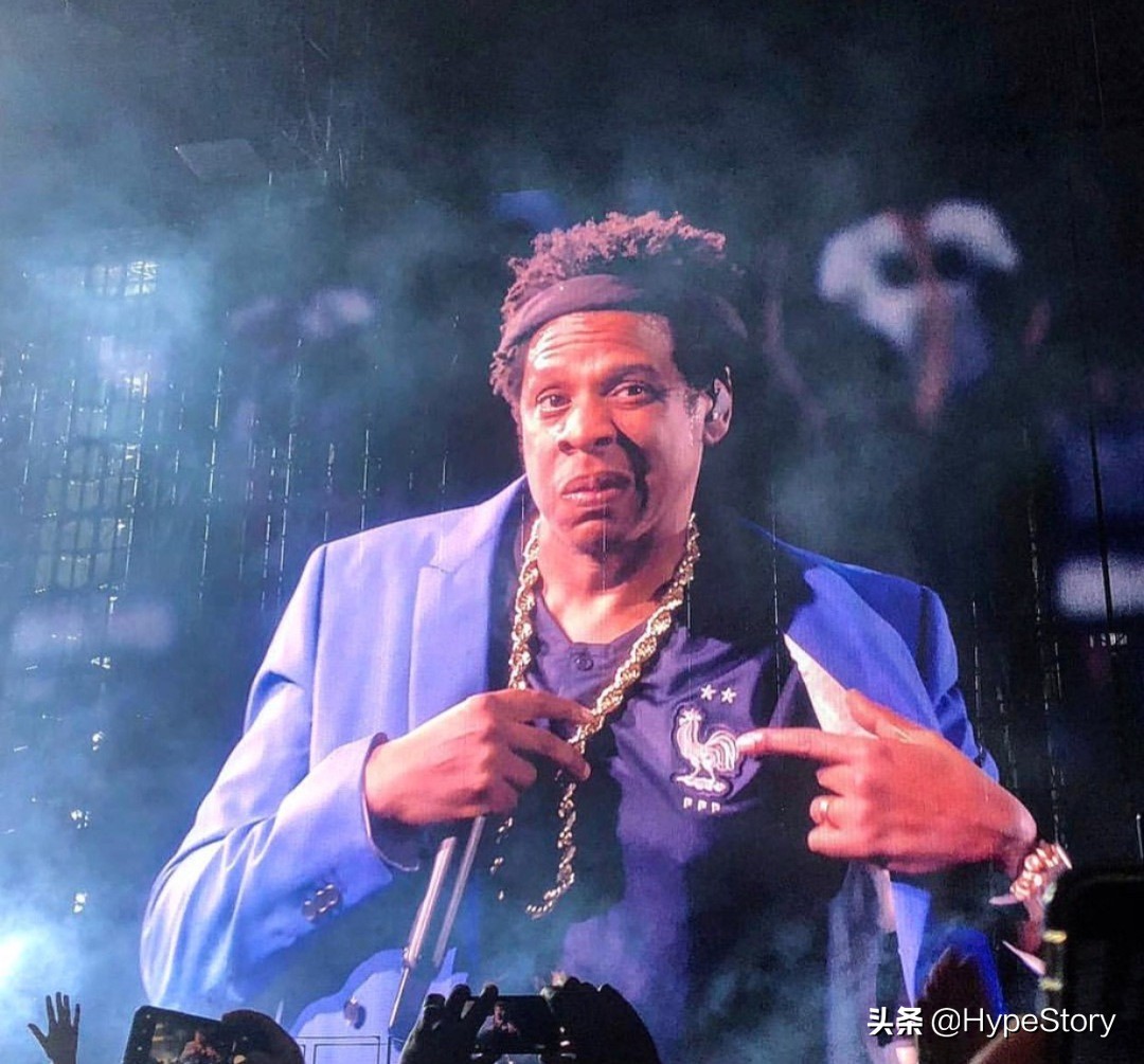 巨星蕾哈娜低调现身世界杯,蕾哈娜舞台服饰