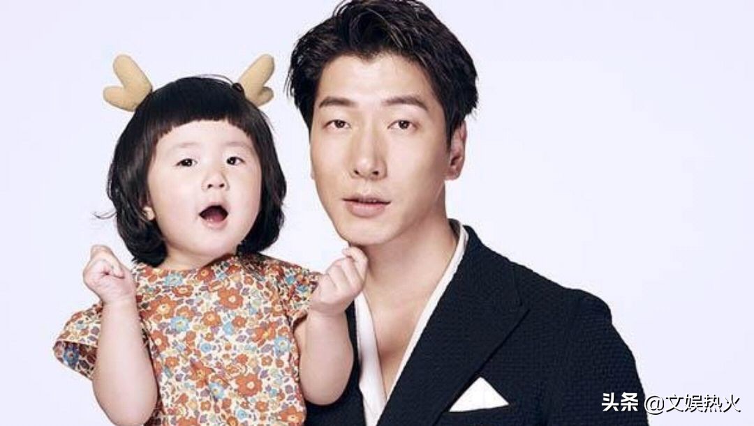 父女亲吻该不该？贝克汉姆和小七公然亲吻，张亮保护女儿不亲嘴