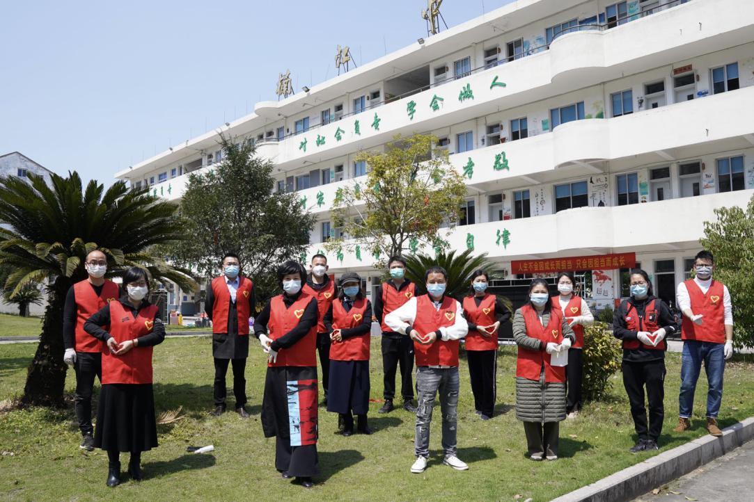 永嘉县楠江中学*党**员董晓燕演唱“永不缺席”，向抗疫英雄致敬