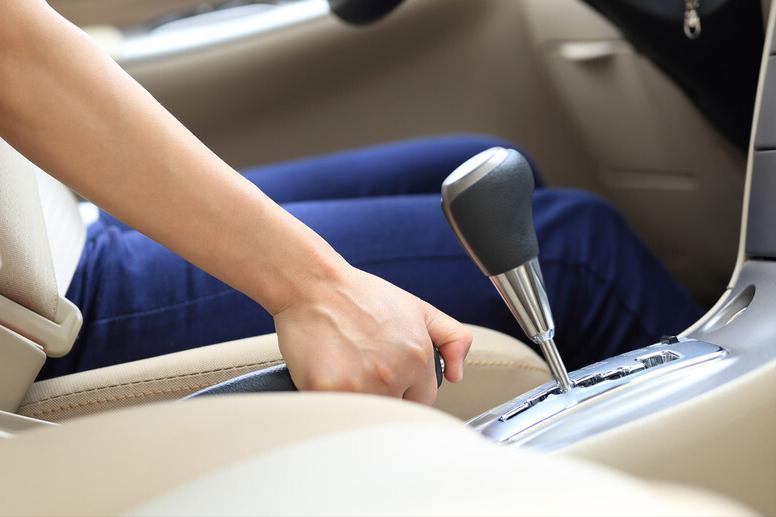 新手司机提新车不拉手刹一路滑行,新手司机开车老忘放手刹