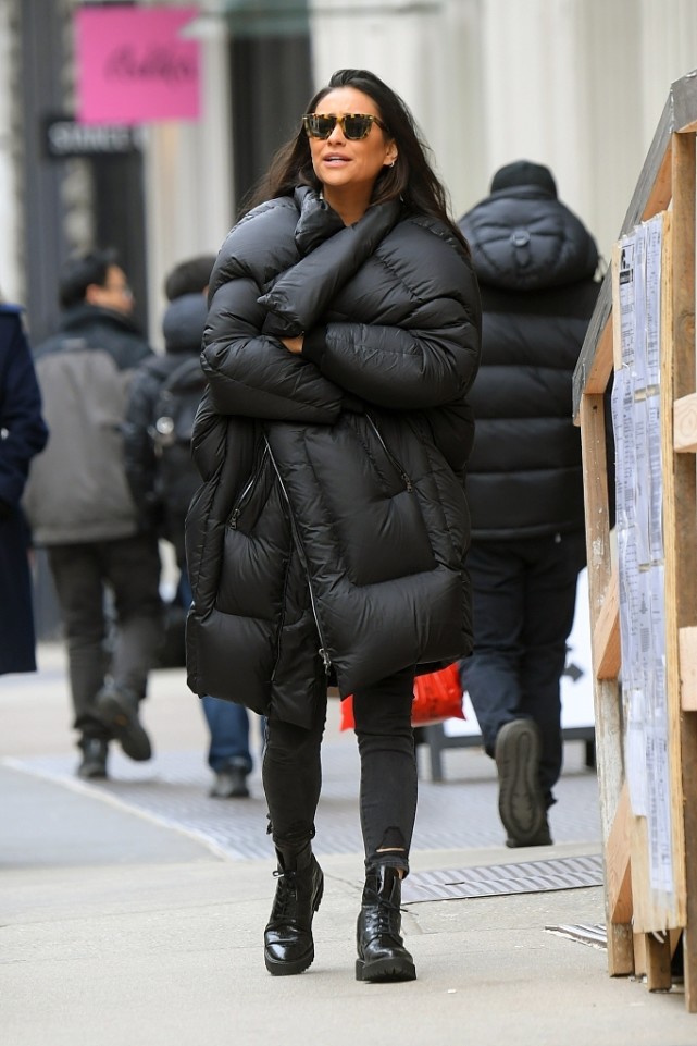 冬天不用穿太花,简单的黑色棉服,随便搭配都很帅气酷炫