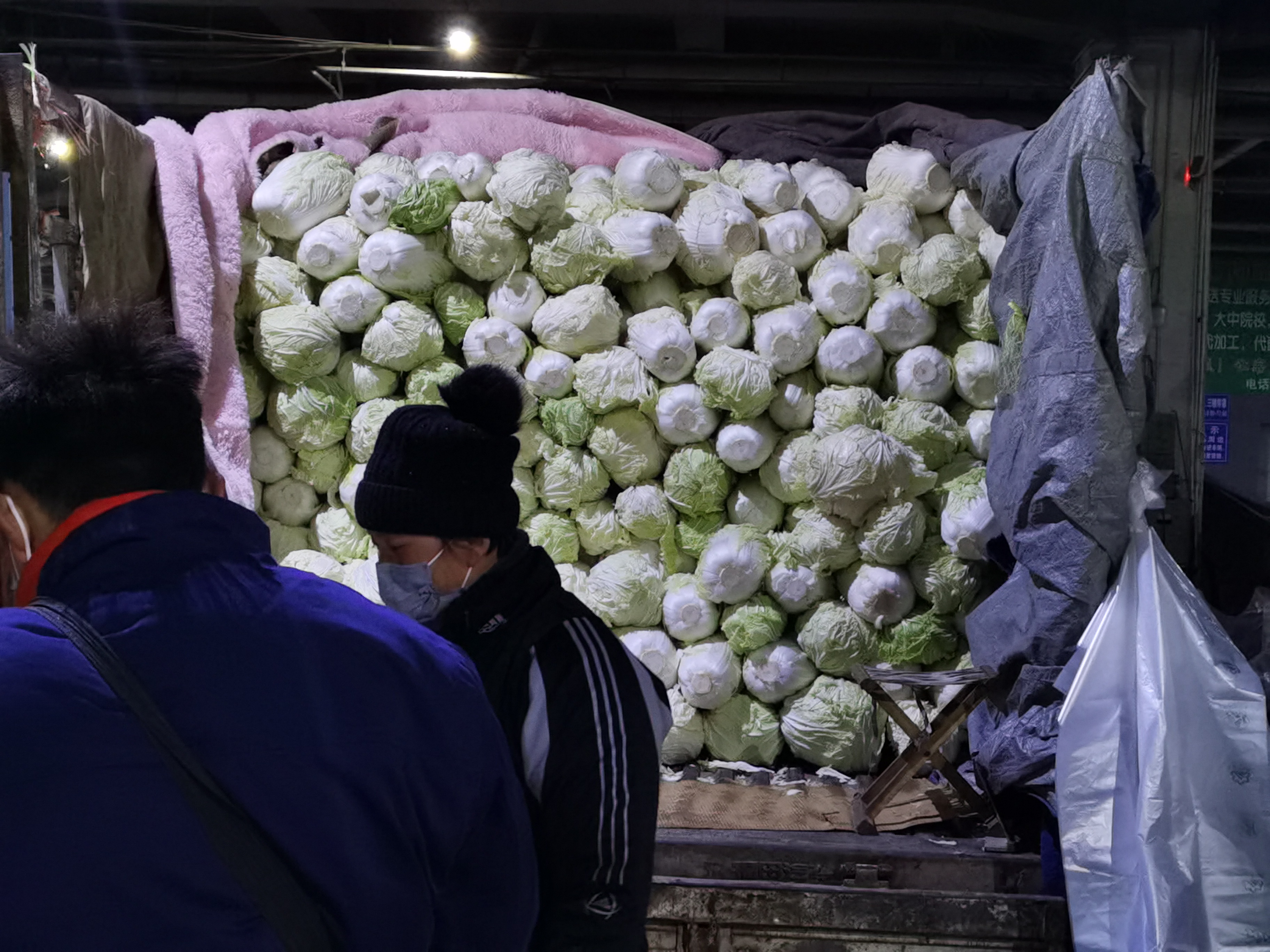 价稳量足！凌晨三点青岛早报记者直击抚顺路批发市场开市第一天