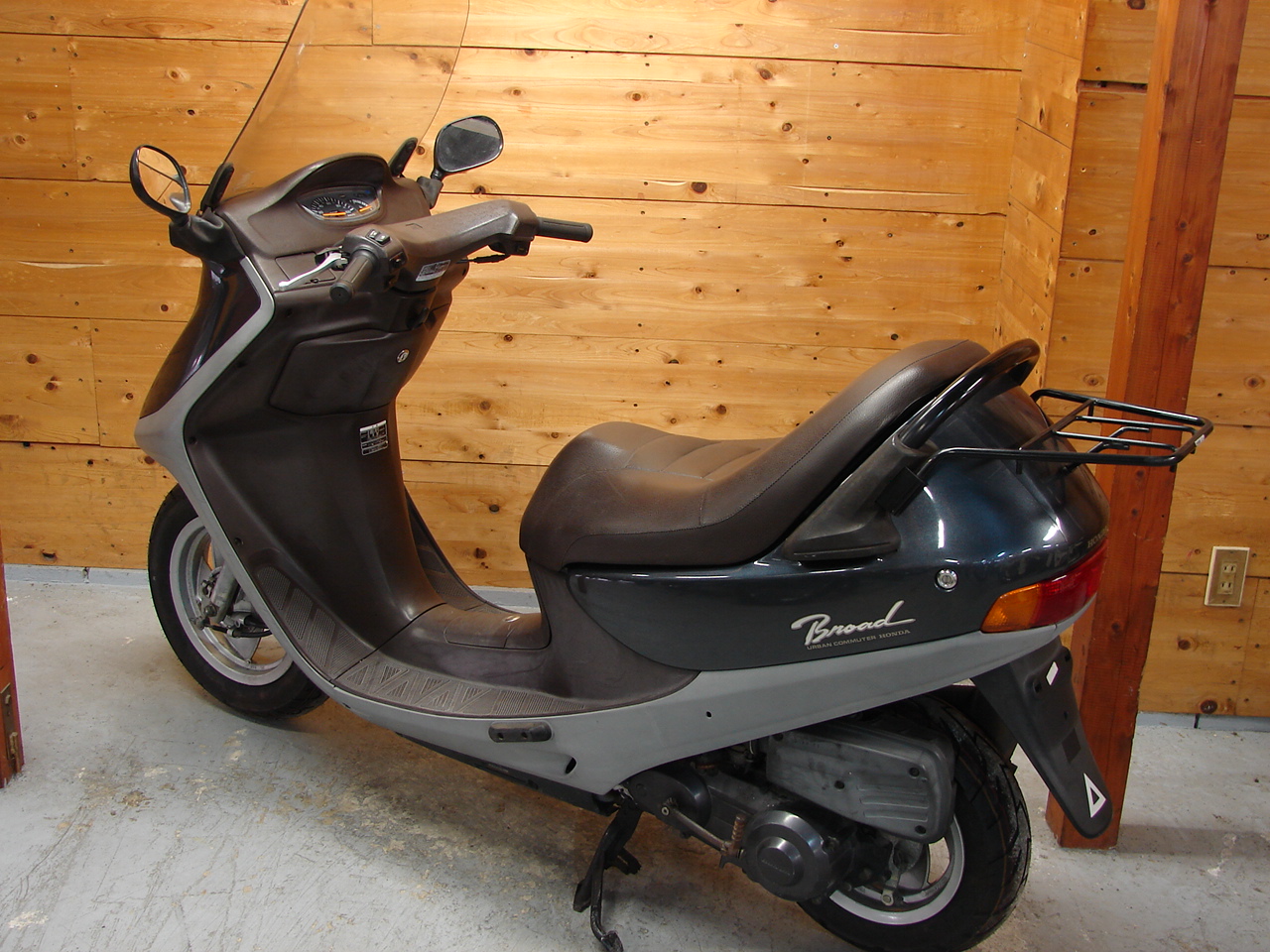豪华轻便踏板车—本田BROAD50/90