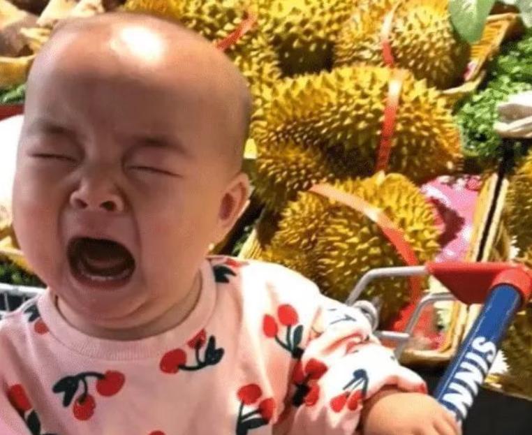 小朋友把超市的桃子扎了个洞,熊孩子把超市桃子扎了个洞