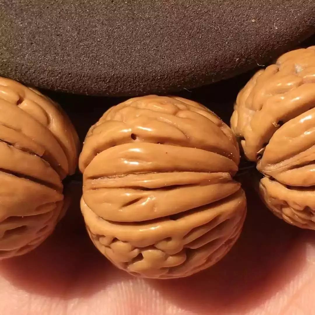 桃核光珠怎么挑选才是正确的,怎样挑选真正的桃核手串