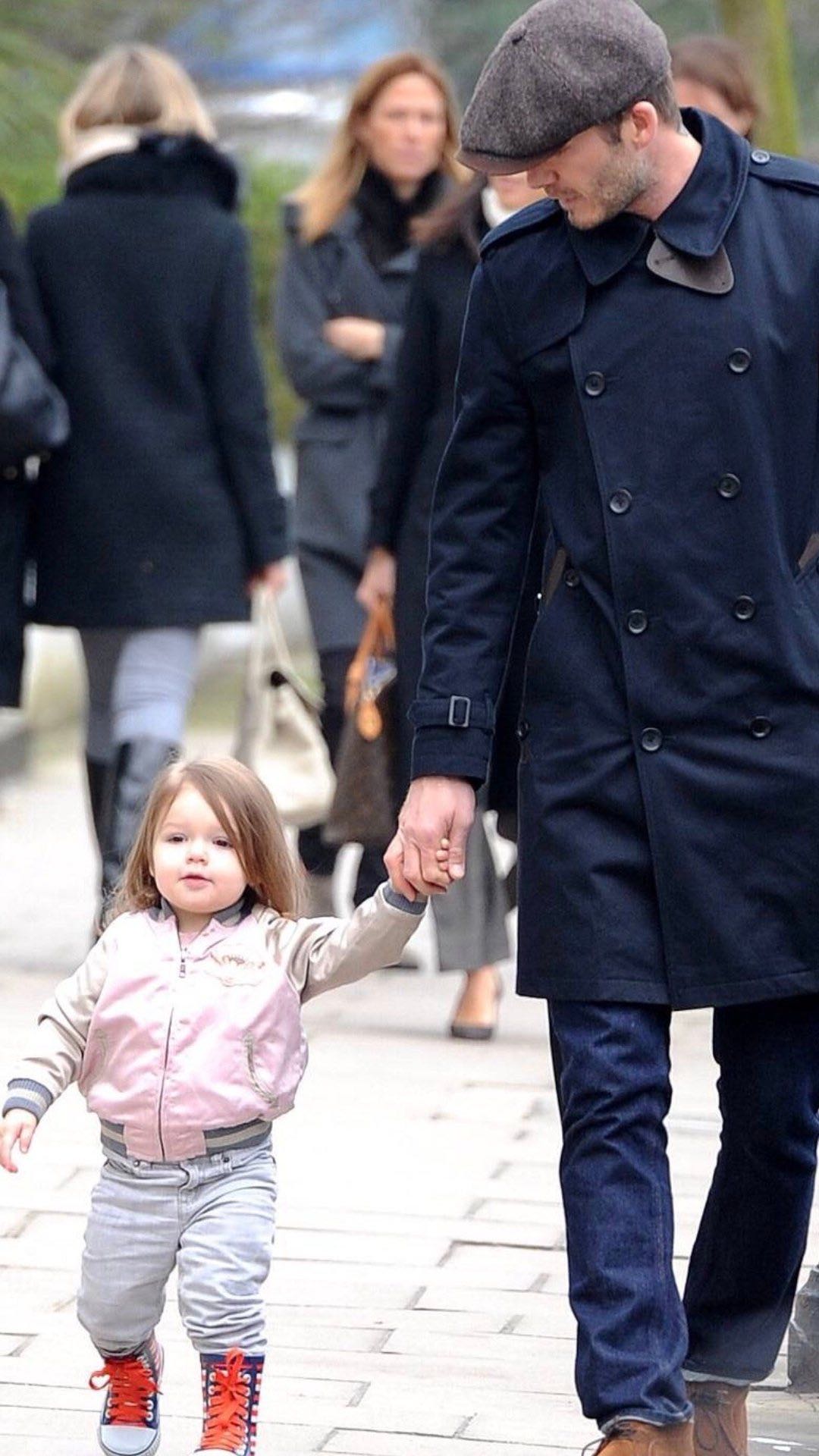 贝克汉姆全家六口再度同框,贝克汉姆赤膊踢球