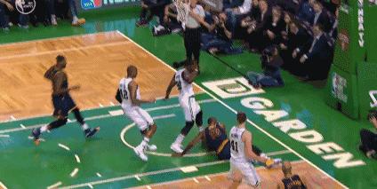 又崴脚了,刚崴到脚了怎么及时处理