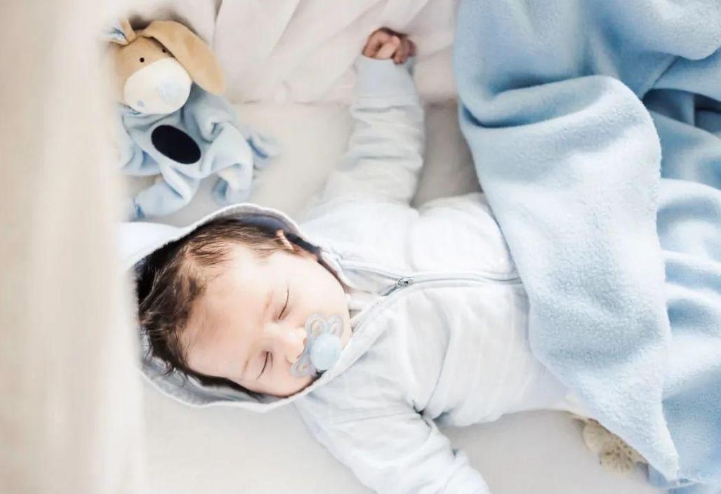 宝宝为啥睡觉老往上拱枕头,宝宝睡着时头总是往下拱