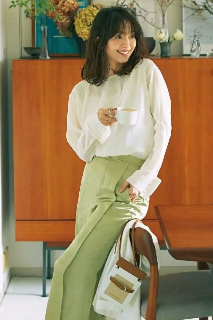 今年流行的衬衫带字母,今年流行衬衫长款花色