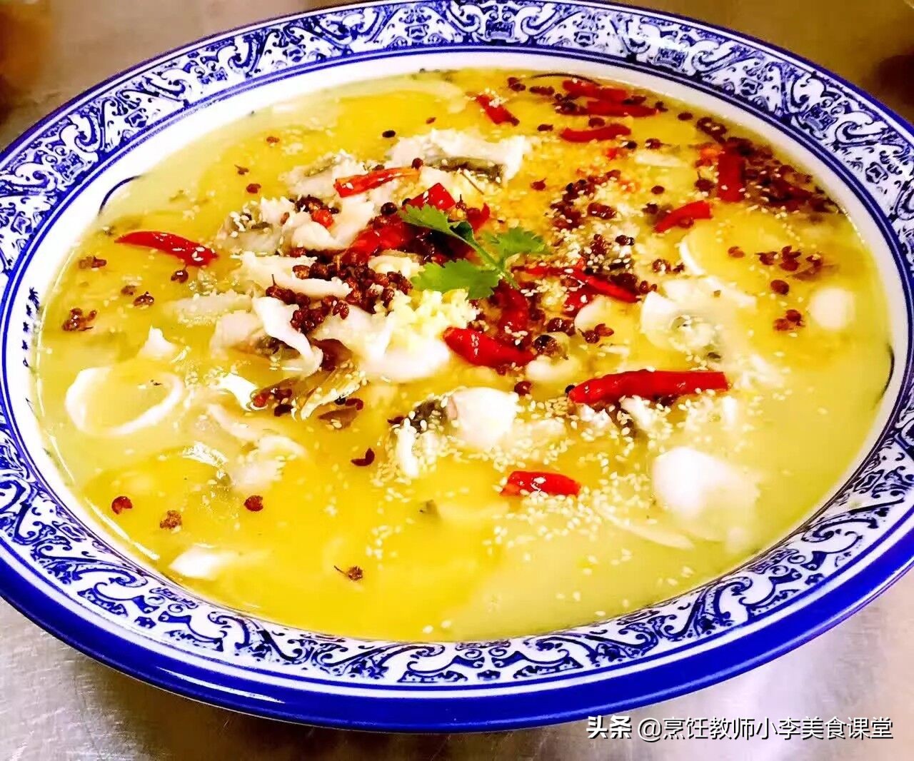 大师傅教你酸菜鱼的做法,正宗酸菜鱼的烹饪方法