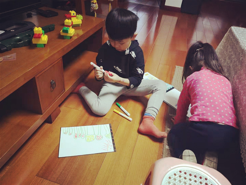 买学习桌发说说,孩子用不用买很好的学习桌