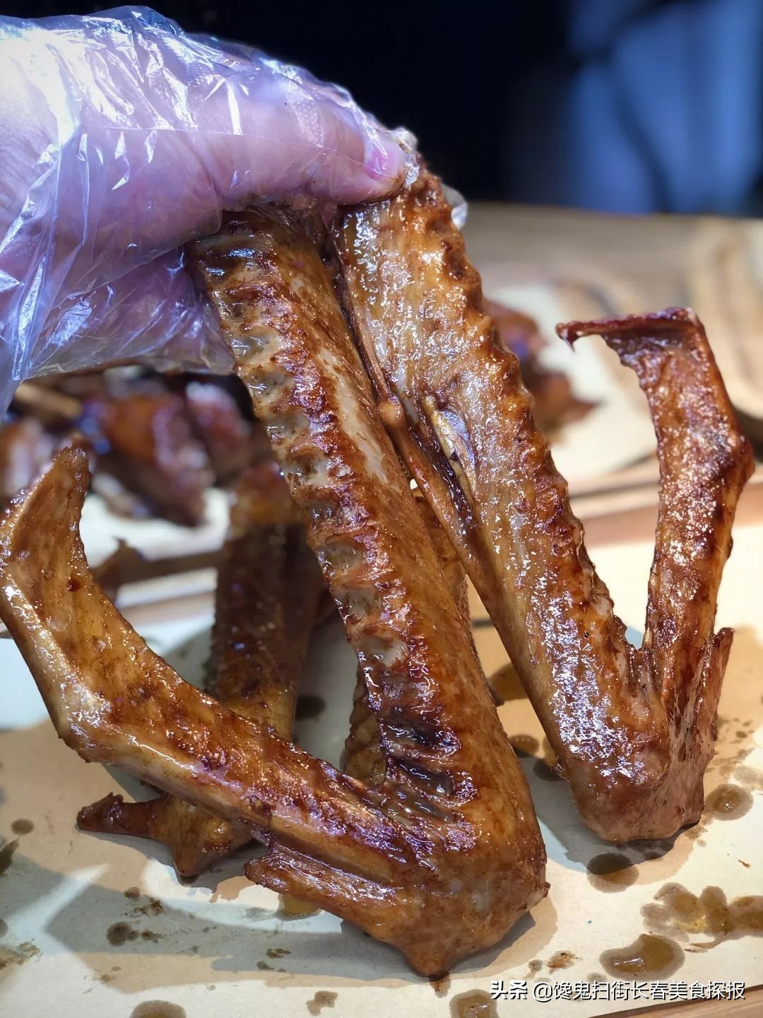 二道老厂区奇店。鹅的一切,全都炭火烤。烤鹅脖大锤抡