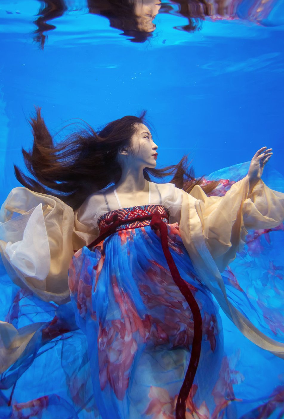 水下绝美汉服视频,汉服水下摄影真的太好看了