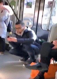 这只鹦鹉一直以为他是一只猴,所以每天都在重复做这个动作