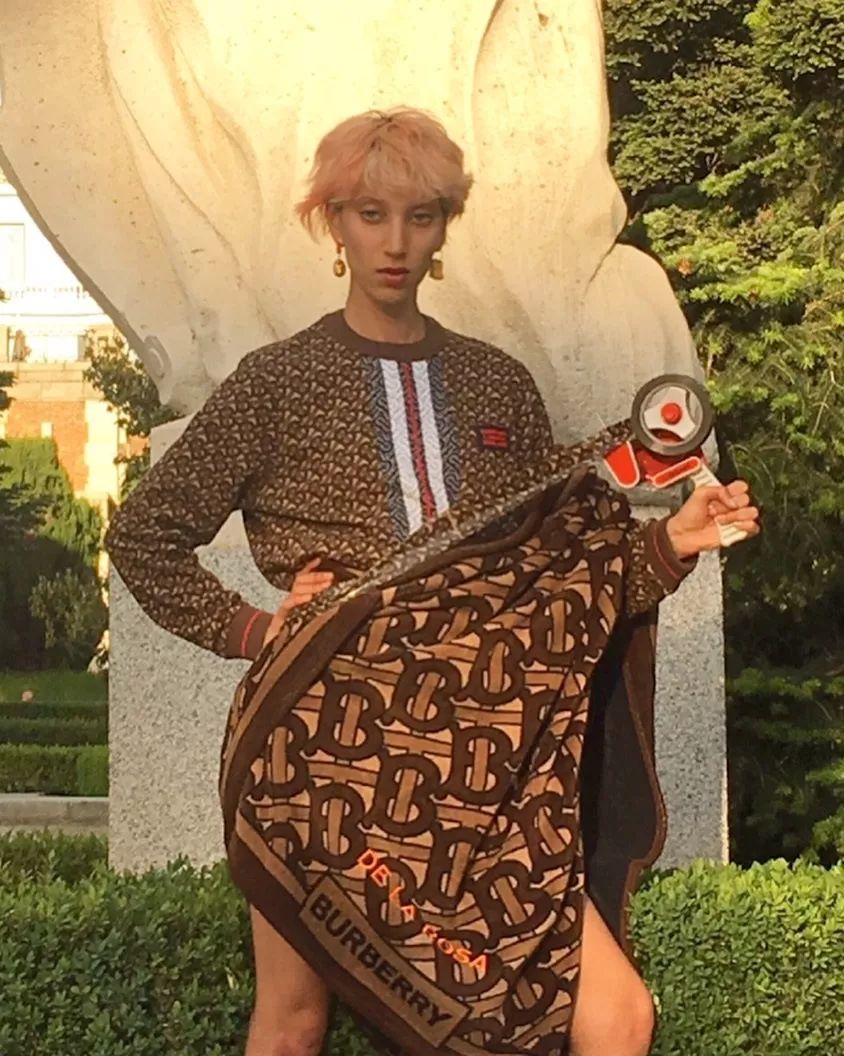 burberry近5年高级成衣的共性,Burberry为什么印花都在里面