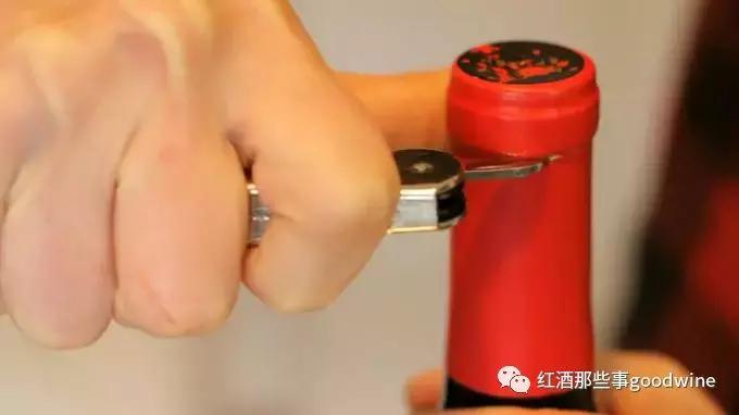 没有开瓶器怎么把红酒打开,怎么优雅的开红酒瓶盖