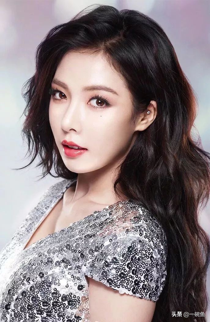 黄皮染什么发色显白,烫发显白发色2020流行色黑黄皮