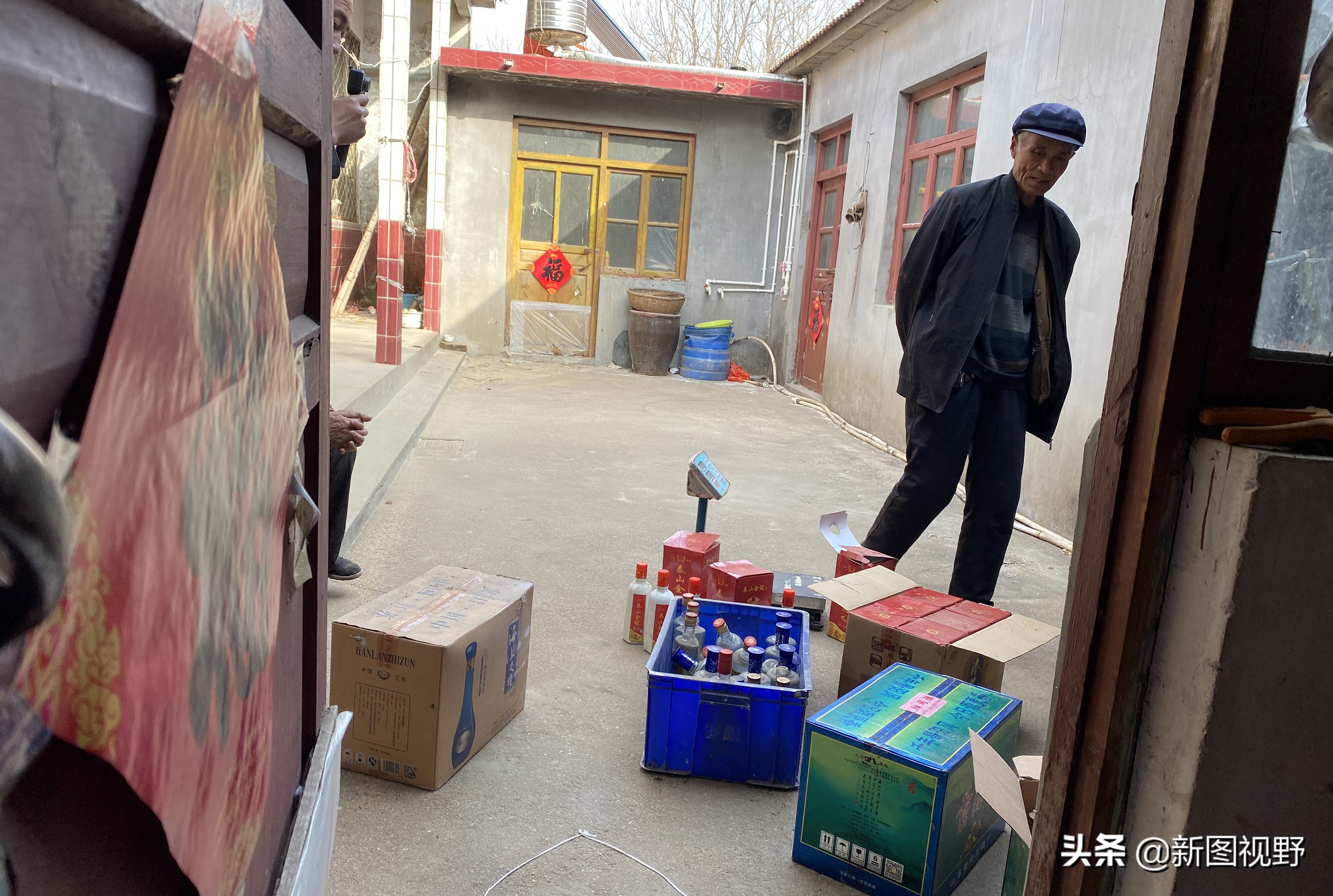 山村游玩,200元买大爷两箱“老酒”,帮我鉴定下是否中奖了