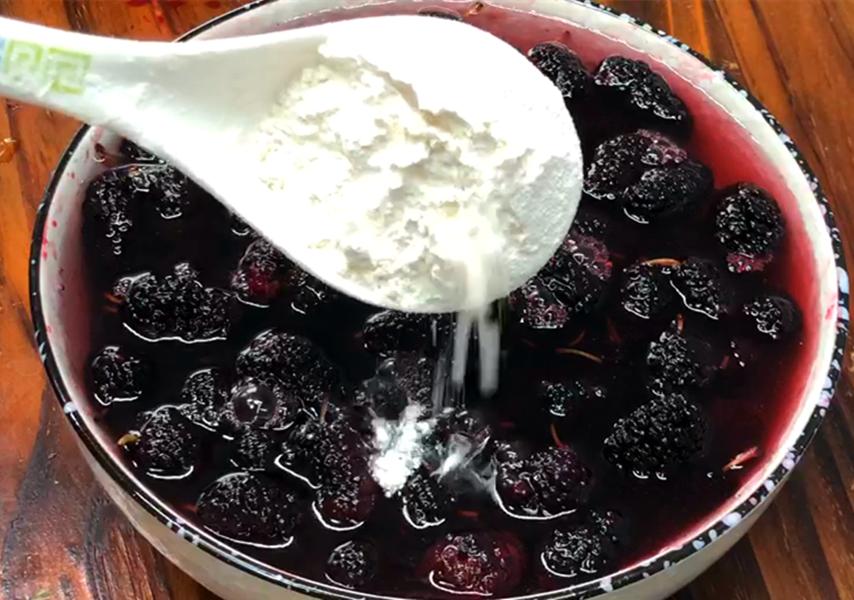 桑葚泡水时漂浮的杂质是什么,吃桑葚用水洗吗