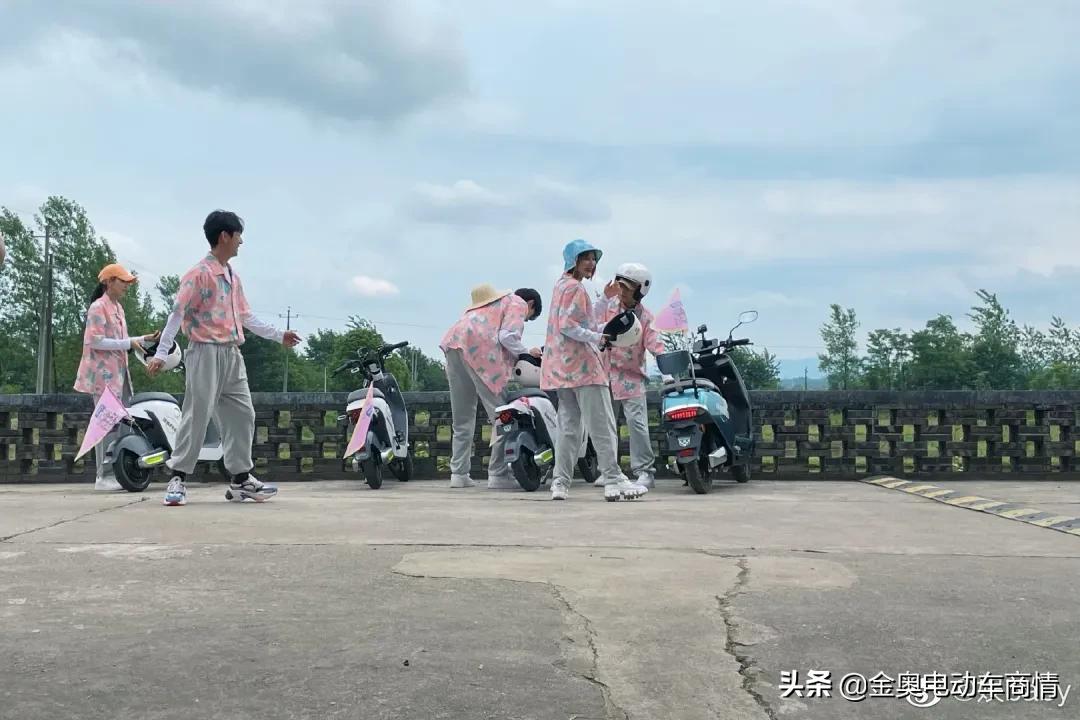 绿源inno7牛油果绿,绿源inno7和爱玛比较