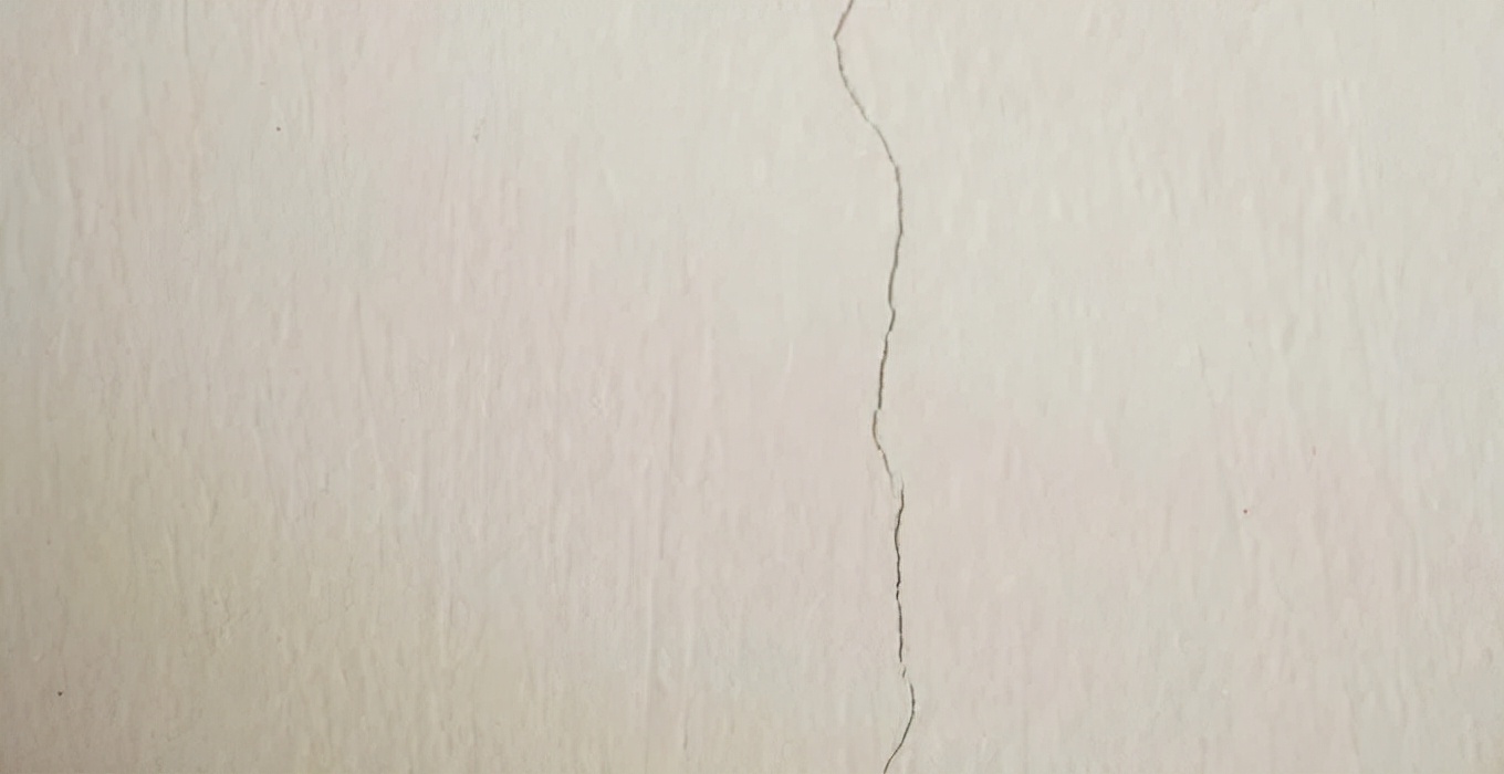 乳胶漆墙面污渍发霉开裂如何处理,墙面鼓包开裂怎么修复