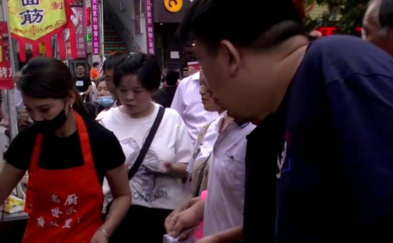 大学生暑期摆摊卖什么小吃,在校大学生摆摊卖小吃