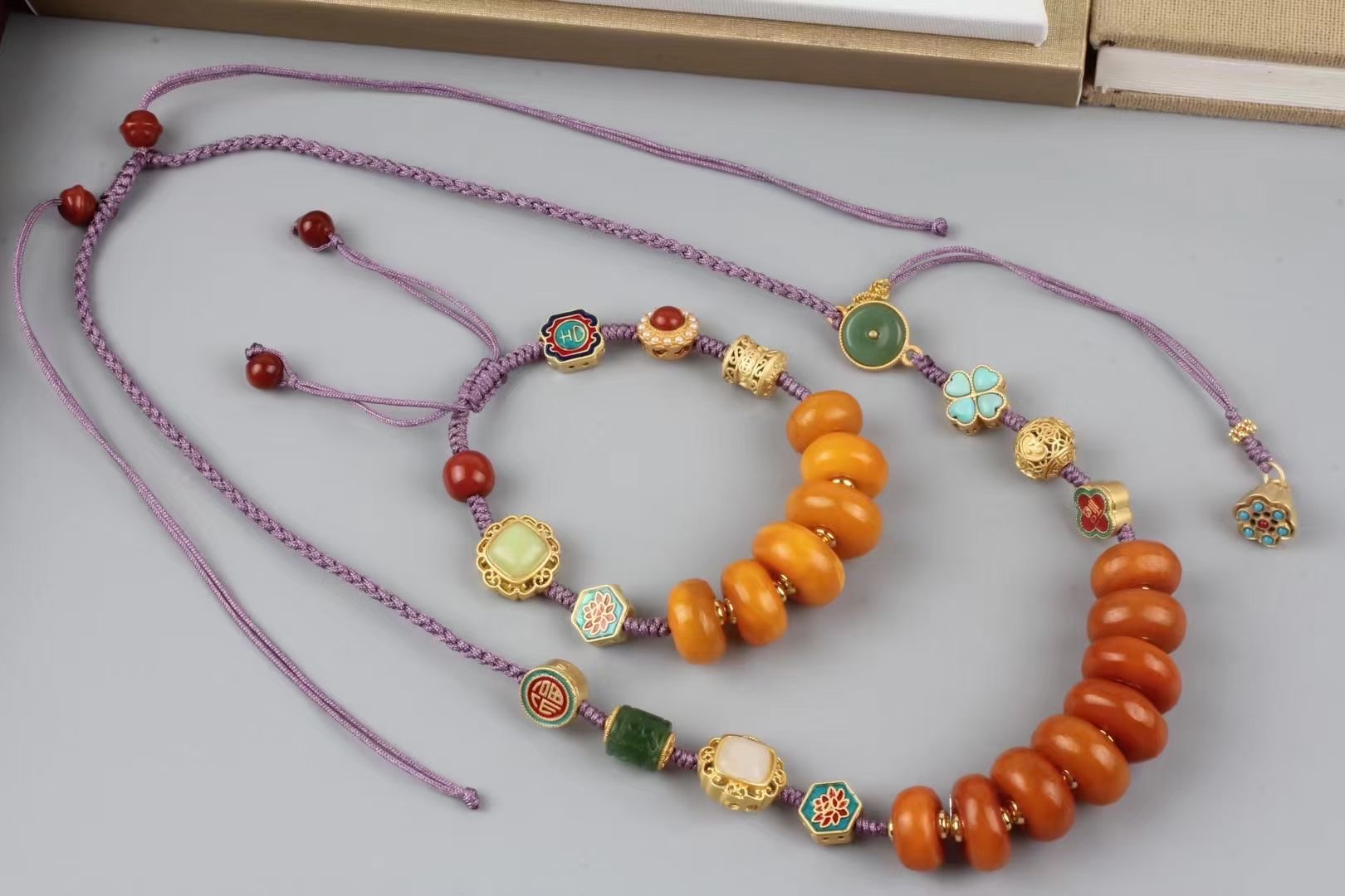 烤色蜜蜡和纯天然蜜蜡的区别,烤色蜜蜡和老蜜蜡的荧光区别