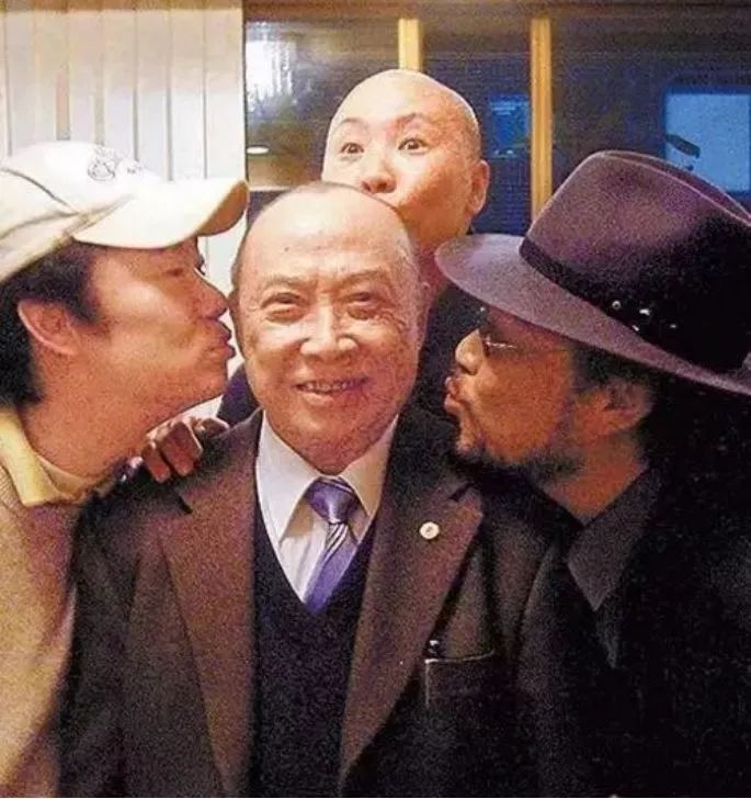 64岁费玉清告别歌坛,现场泪奔,万望珍重