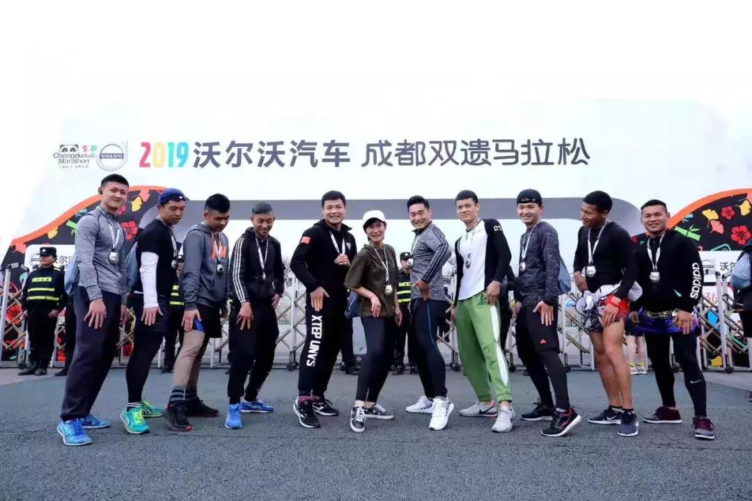 中国少侠蒲东东竟是马拉松专业户，四个月轻松跑完三场马拉松！