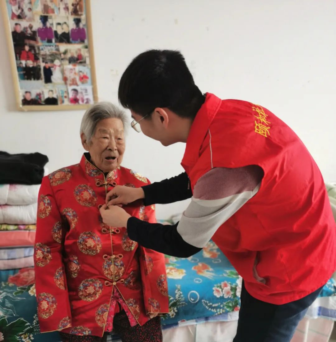 大家评价下,韩奶奶自己网购的唐装好看不