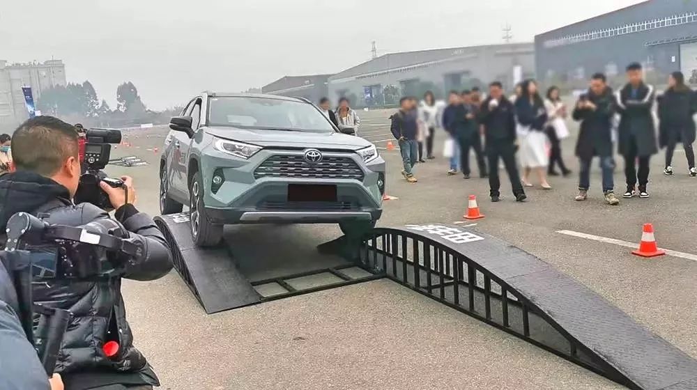 场地越野体验,新rav42.0四驱爬坡